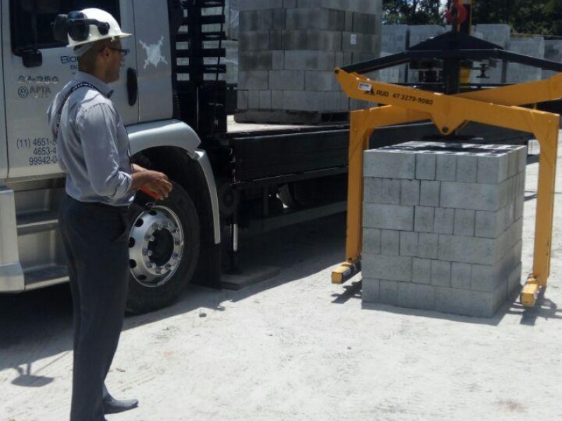 Fotos Obras Pinçamento de Blocos - Caminhão Munk